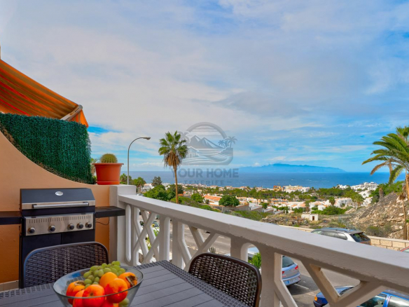Discover a fully renovated 50m² apartment with an ocean view and balcony in Costa Adeje, Tenerife. Perfect for living or investment.