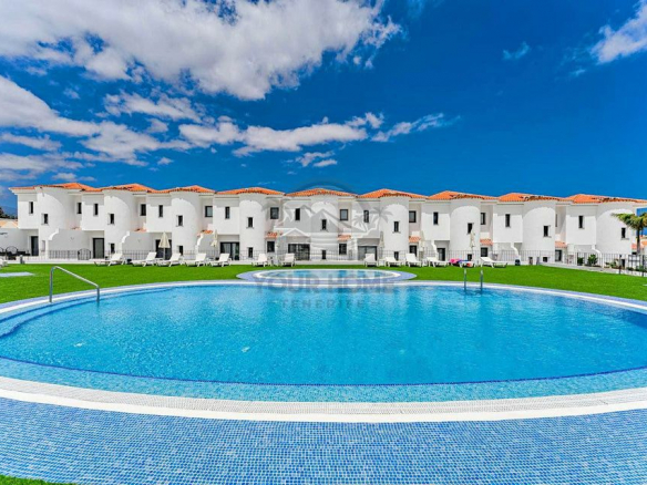 Explore a modern townhouse near Golf del Sur's golf courses. Perfect for relaxation with communal pool access. Own your piece of Tenerife today!