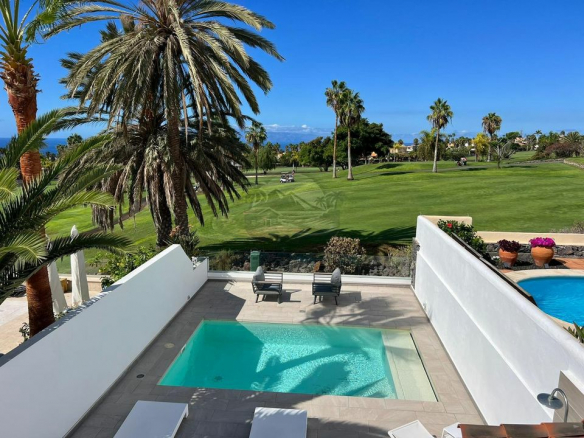 Luxus Ingatlan Tenerife - Luxusvilla eladó Costa Adejében, Tenerifén -Your Home Tenerife Group Fedezze fel ezt a fényűző villát Costa Adejében, Tenerifén. Tökéletes elhelyezkedés, modern felszereltség és gyönyörű dizájn. Várja álmai otthonát!