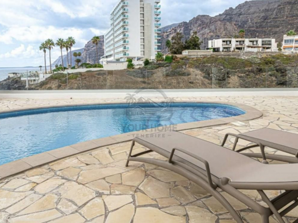 Luxus Ingatlan Tenerife -Óceánparti villa eladó Tenerife Los Gigantes városában .Fedezze fel a lenyűgöző villát óceánra néző kilátással, saját medencével és kerttel Los Gigantesben, Tenerifén. Ideális pihenésre és befektetésre.