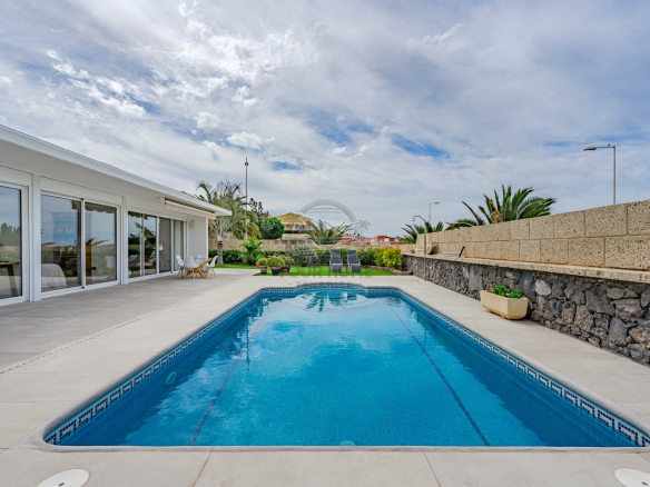 Gyönyörü luxus ingatlan saját medencécel Tenerife déli részén. Villa eladó Tenerife