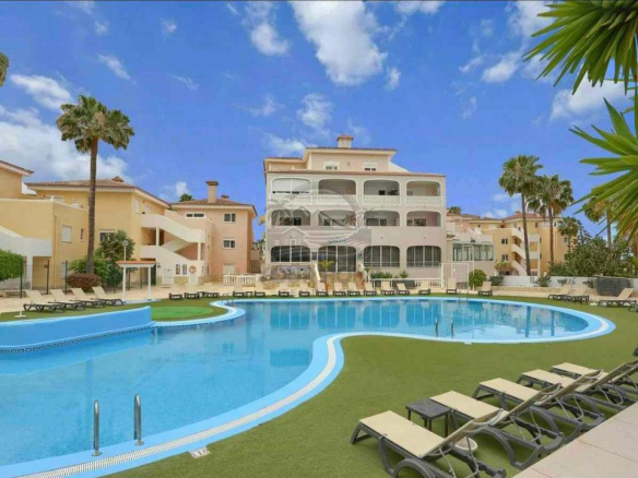 Discover a fully renovated apartment in Chayofa with a spacious layout, modern amenities, and a large terrace. Ideal for living or investment.