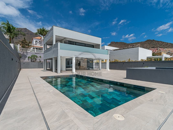 Discover a modern 300 m² villa in Costa Adeje with 4 bedrooms, private pool, and top amenities. Perfect for families or investors.