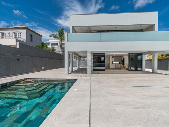 Gyünyörü új villa saját medencével minimál stilusban eladó .