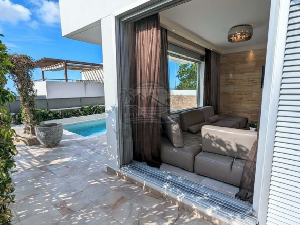 Luxus ingatlan Tenerife .Fedezze fel a luxus 3 hálószobás villát Chayofában, modern felszereltséggel, saját medencével,magánélettel és befektetési lehetőséggel.