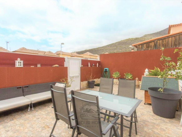 For sale 110 m² Home in Adeje: Comfort & Convenience Awaits Discover this cozy 3 bedroom, 2 bathroom home in Adeje. Fully furnished, with a terrace, parking, and more your perfect home in Tenerife!