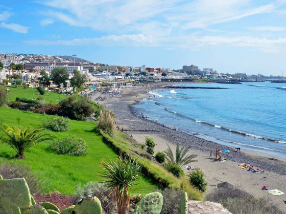 2BR apartment for sale in the south of Tenerife, Costa Adeje.Fully renovated 2BR apartment for sale in Tenerife. Fully furnished, with a tourist rental license, ideal for high yield short term rentals