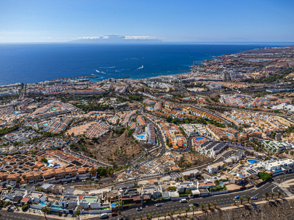 Penthouse for Sale with Stunning Views in Costa Adeje Discover a luxury penthouse in Paradise Court, Costa Adeje. Beautiful views, spacious terrace, and investment potential await. Contact us today!