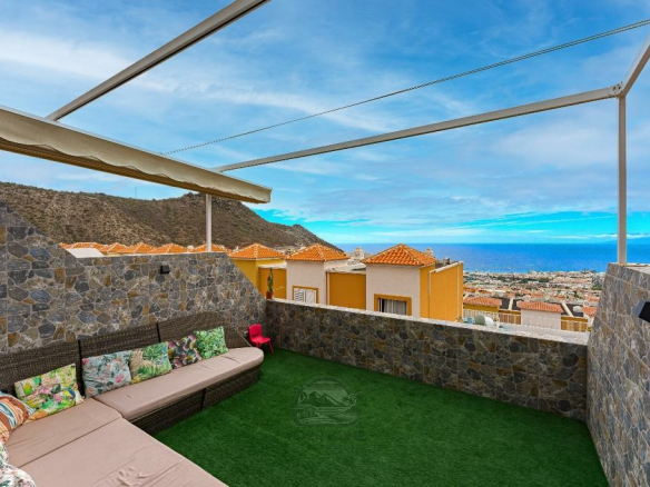 Bungalow for Sale in Roque del Conde, Costa Adeje Stunning Ocean Views , Discover this semi-detached bungalow in Costa Adeje. With 2 bedrooms, 2 bathrooms, and breathtaking ocean views, it’s the ideal property for a luxurious lifestyle or investment.