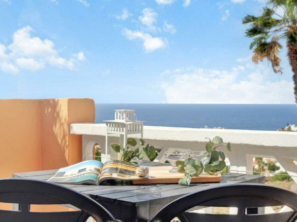 Renovated 1-Bedroom Flat for Sale in Costa Adeje Discover this 50m² flat for sale in San Eugenio Alto, Costa Adeje. Featuring a terrace with ocean views, 1 bedroom, and modern renovations, this furnished apartment offers comfort and stunning sunsets.