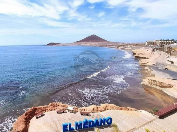 Charming Country House for Sale in Granadilla de Abona, Tenerife Explore this charming 2-bedroom country house in Granadilla de Abona, Tenerife. Features a large terrace, fruit trees, and additional plot. Perfect for rural living or investment.