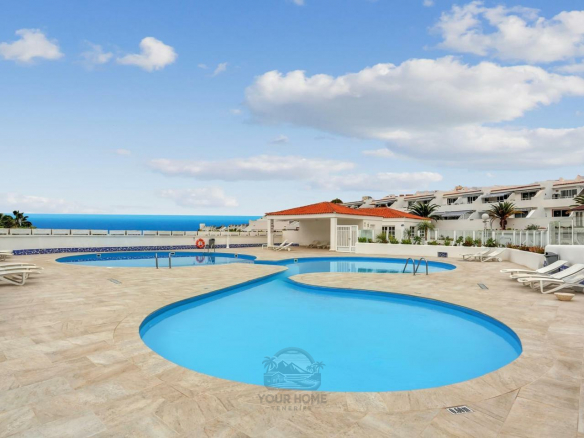 2-Bedroom Apartment for Sale in Costa Adeje – Holiday Valley Complex Discover a fully renovated 2-bedroom apartment for sale in Costa Adeje. Features include a large terrace, communal pool, and holiday rental potential in a prime location.