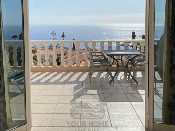 Apartment for Sale in Puerto Santiago with Ocean Views Discover this 73 m² apartment in Puerto Santiago, Tenerife, featuring 2 bedrooms, 2 bathrooms, a 21.5 m² terrace with ocean views, and access to a heated pool. Ideal for tranquil living in a prime location.