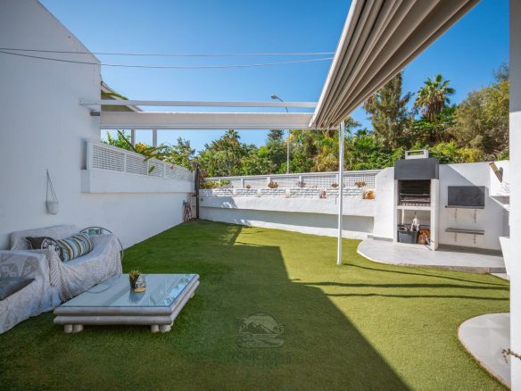Bungalow for Sale in Island Village, Costa Adeje Explore a fully renovated 2-bedroom bungalow for sale in the Island Village complex, Costa Adeje. Features a large terrace, BBQ area, and holiday rental potential.