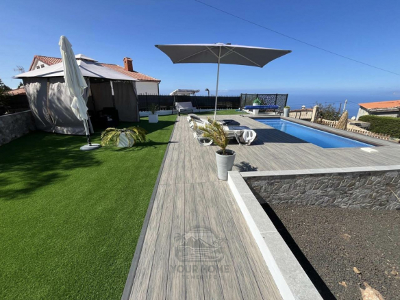 Villa for Sale in Taucho, Tenerife South – Private Pool & Ocean Views Explore this stunning 3-bedroom villa in Taucho, Tenerife South. Features a private pool, jacuzzi, terrace, and panoramic views of the ocean and La Gomera.