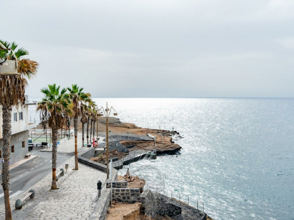 2-Bedroom Oceanfront Apartment for Sale in Tenerife . With a private terrace and breathtaking ocean views. Perfect for living or investing.