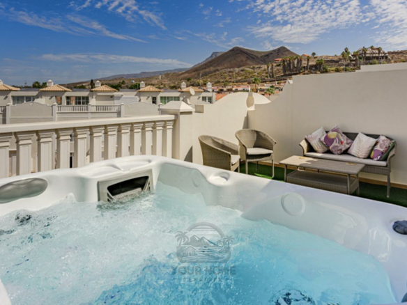 Luxury Duplex for Sale in Los Cristianos 3 Bedrooms, Sun Terrace & Garage Explore this stunning 3-bedroom duplex in Los Cristianos with terraces, a private garage, and panoramic views. Perfect for living or investing in Tenerife South.